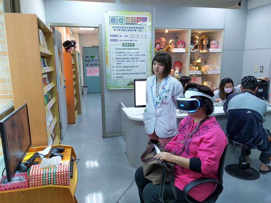 柳營奇美醫院的癌症資源中心設立「預立醫療照護諮商」窗口，是台南溪北地區唯一，另外也有奇美醫院安寧團隊的VR虛擬實境，民眾可現場體驗癌症安寧照護過程，思考如何面對人生最終一刻。（莊曜聰攝）