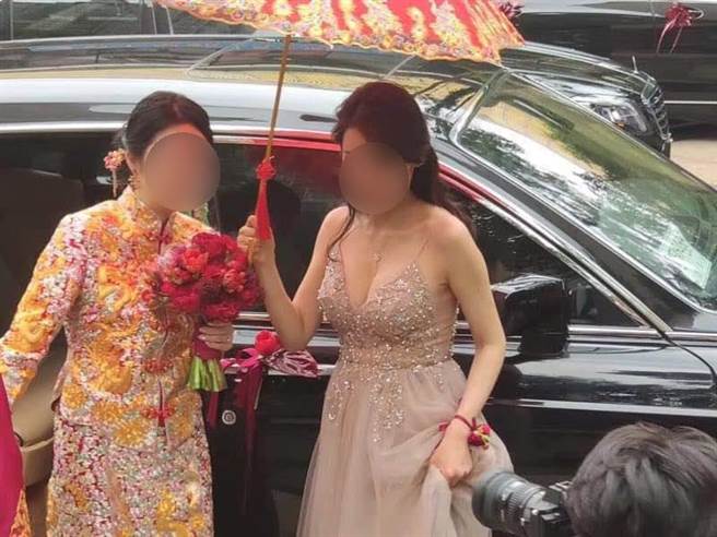 伴娘穿著一襲深V低胸禮服，搶盡新娘子風采。（圖／翻攝自臉書《爆廢公社》）