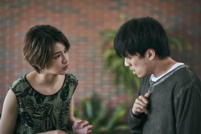 林哲熹（右）在《与恶》中饰演精神分裂患者。（公视提供）