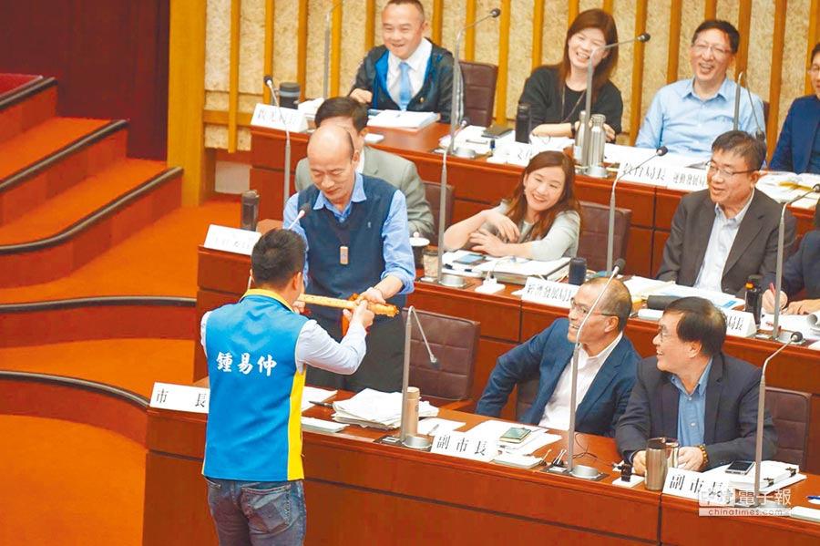 高雄市議員鍾易仲（左）2日送「孤獨九劍」給市長韓國瑜（左二），對抗民進黨101招統獨大法。（柯宗緯攝）