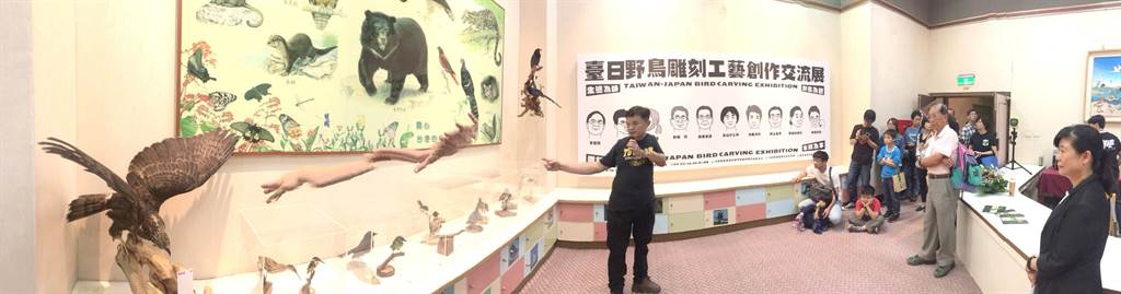 展場中，專家姚正得為鳥類木雕與標本做解說。（沈揮勝攝）