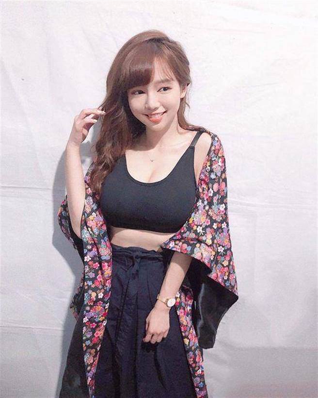 正妹是无双乐团成员(图片取自/丘涵脸书)