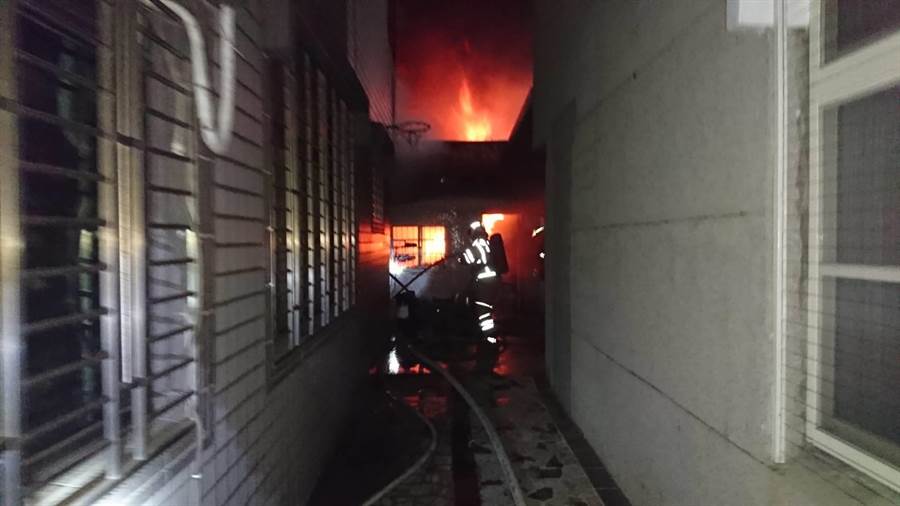 台南市安南區環福街一處民宅1樓鐵皮屋失火，消防人員前往現場灌救。（洪榮志翻攝）