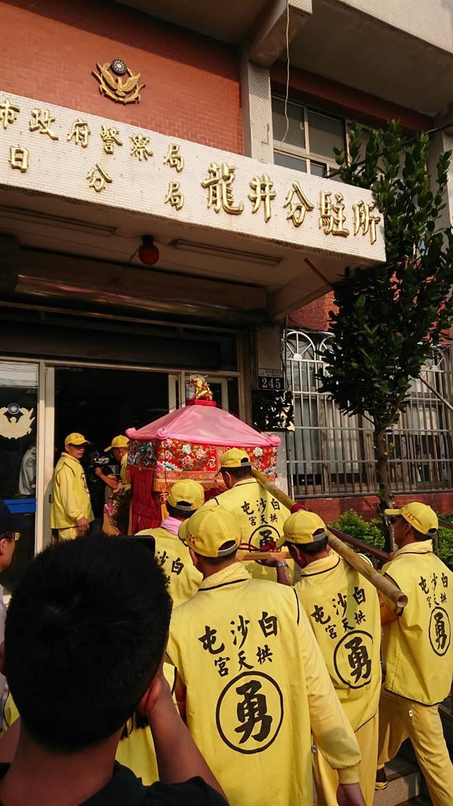 白沙屯媽祖遶境行經台中市龍井區，還一度衝入龍井分駐所。(林欣儀攝)