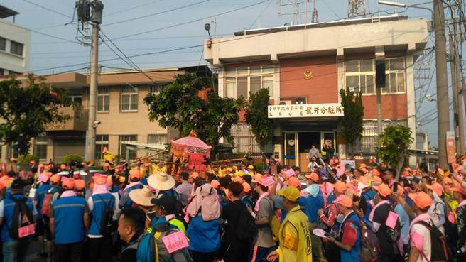 白沙屯媽祖與大甲媽遶境出巡行程，今年不但起駕時間一樣，連路線都罕見的相似。(林欣儀攝)