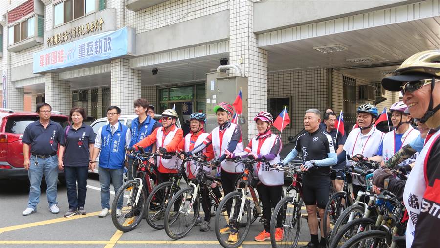 自行車隊在蕭景田完成登記後，再度啟程準備騎16公里回員林市。(謝瓊雲攝)