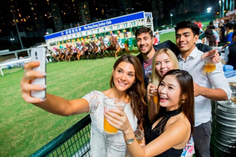 Happy Wednesday啤酒主題活動讓年輕人也能體驗賽馬樂趣。（照片提供：香港賽馬會）