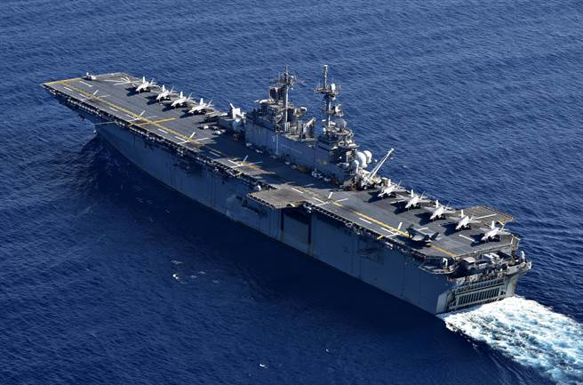 满载F-35B战机的美国「黄蜂」号两栖攻击舰4月5日在南海参加美菲2019「肩并肩」（Balikatan）联合军事演习。（美国海军）