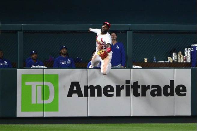 欧苏纳想演出攀墙没收全垒打的美技守备。（路透）