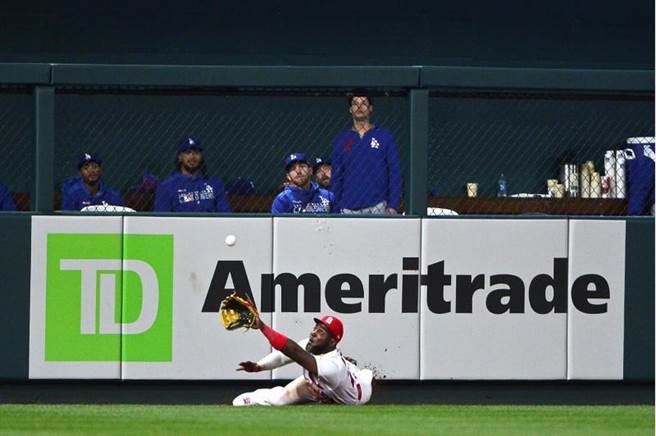 欧苏纳发现自己判断错误，跳下墙没接到球还摔了一大跤。（路透）