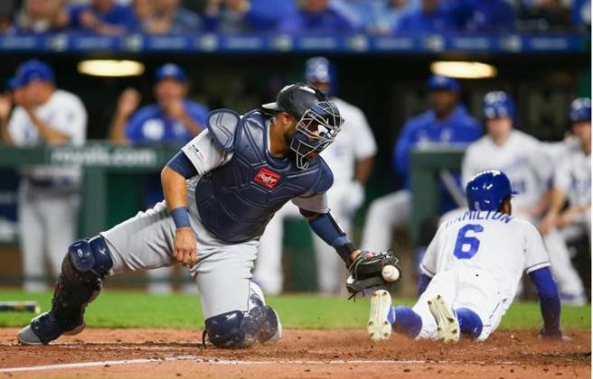 皇家快腿汉米顿（右）趁着中外野飞球被接杀，竟从二垒跑回本垒得分。（路透）