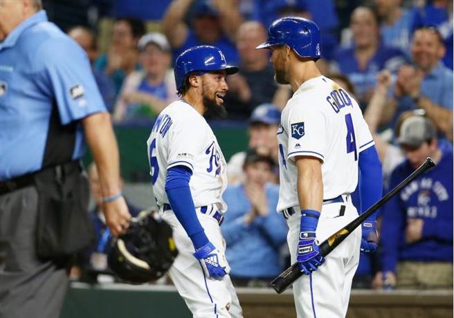 汉米顿（中）跑出神奇的高飞牺牲打，和队友兴奋庆祝。（路透）