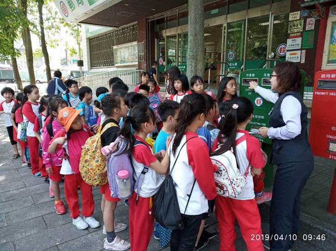 新竹小學生參觀郵局學寫母親節賀卡 時事 中時