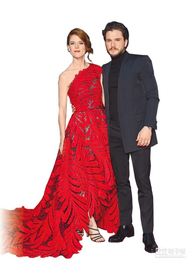 基特哈靈頓（右）的Givenchy西裝線條俐落，與老婆蘿絲萊斯利的Oscar de la Renta的洋裝一黑一紅相當登對。（CFP）