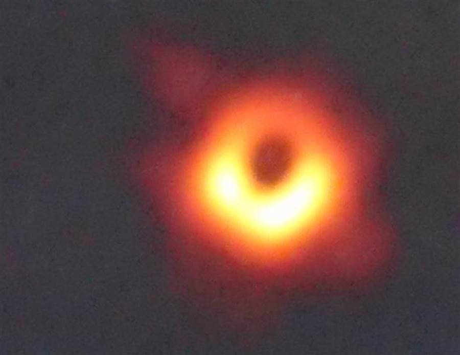 人類歷史首次得到的黑洞成像。（中研院提供）