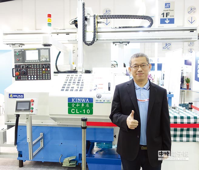 金竑精密董事長張寶峻表示，CL－10 CNC車床搭配機械手，可以自動化生產，提高工作效能。圖／黃俊榮