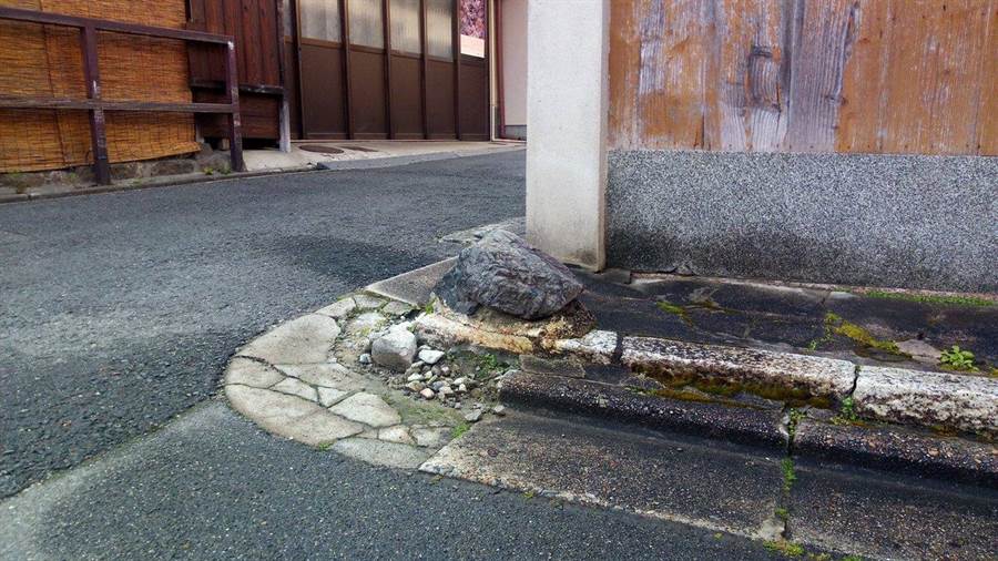 京都人會在住家轉角處放置「いけず石」以防車子擦撞(圖/翻攝自推特/@okayoriidete)