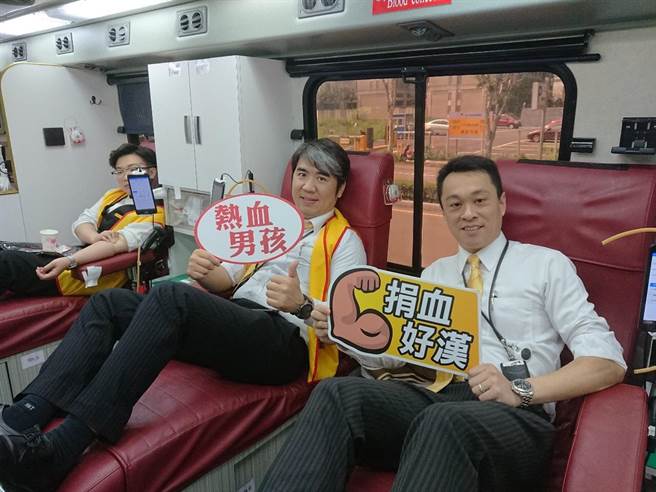 捲袖捐血的同仁與手舉牌合照，充分展現房仲熱血的一面。(圖/永慶房產集團 提供)