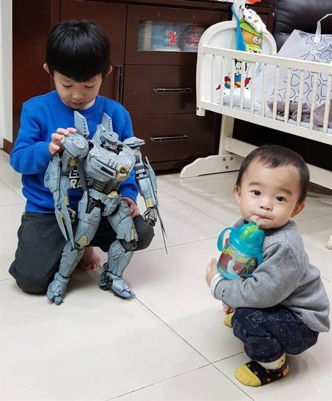 廖文达为了家人贡献所爱，搜藏的机器人模型已经变成两个小孩的玩具。（图/永庆房屋提供） 