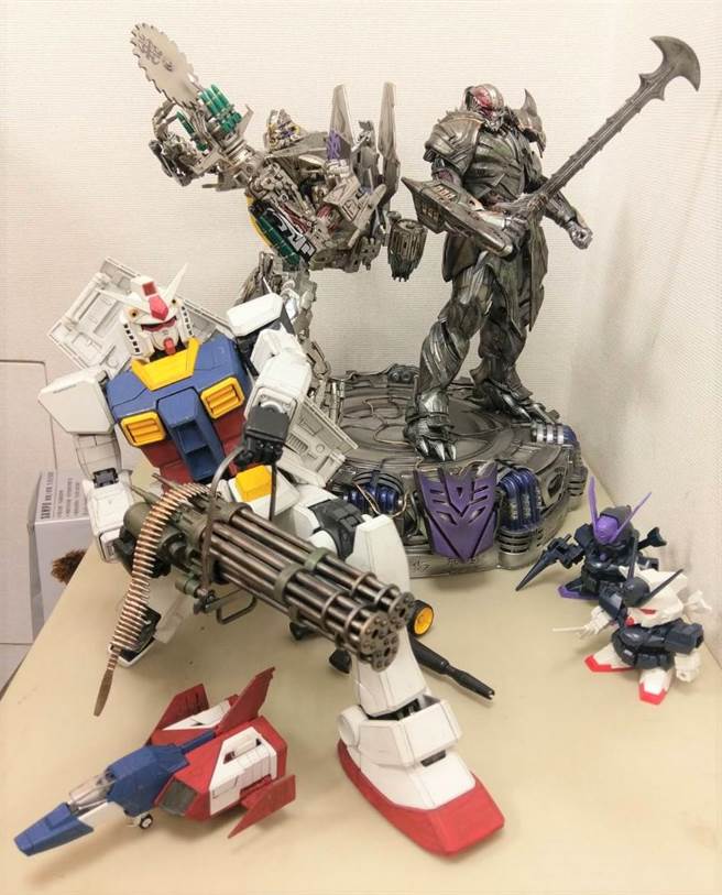 搜藏近百只的机器人模型，所费不赀，稳定的经济收入和家人的支持，让廖文达能无顾虑的拥有这个兴趣。（图/永庆房屋提供）

