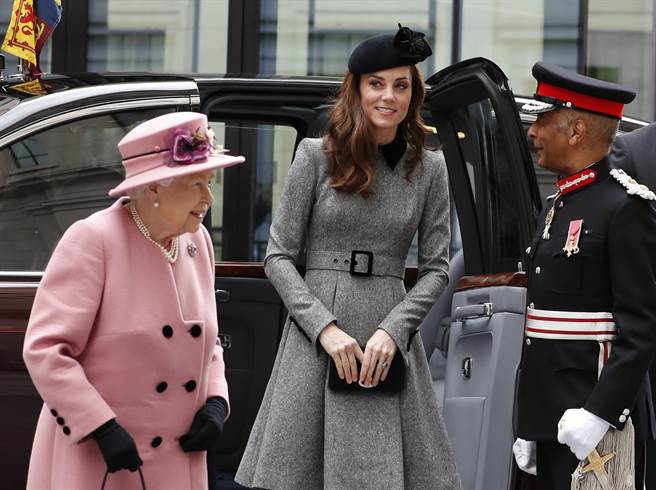 女王3月19日在凯特陪同下，造访伦敦大学国王学院（King's College London），为重新整修的布希大楼（Bush House）举行揭幕仪式。（美联社）