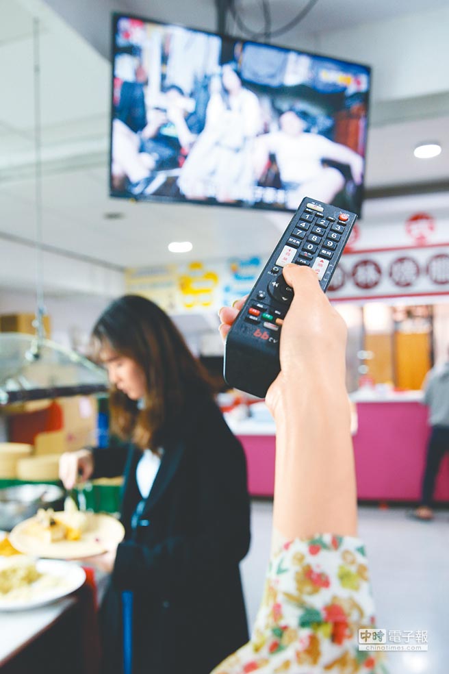 台大宿舍餐廳將遙控器擺放在特定位置供學生使用，可自由選擇頻道。（本報資料照片）