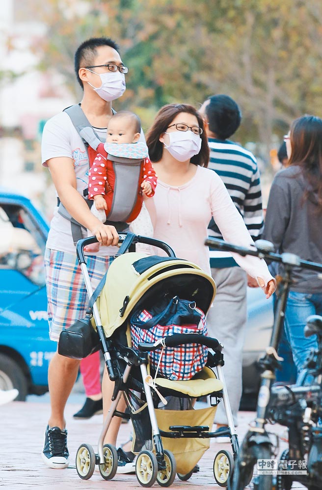英國醫學期刊《刺胳針全球健康》刊登研究指出，全球每年有多達400萬名兒童因交通空汙引發氣喘，台灣高居全球第4。圖為空氣品質紫爆，市民戴口罩出門。（本報資料照片）