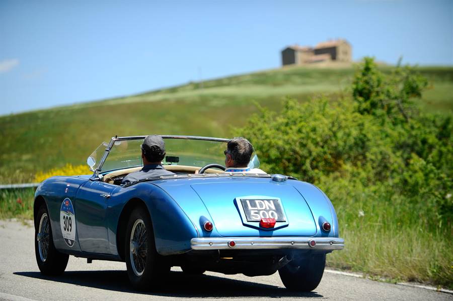蕭邦贊助的Mille Mialia骨董車賽路經義大利鄉間，被譽為「最美麗的車賽」。（Chopard提供）