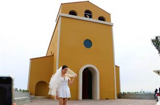 大鵬灣擠身熱門婚紗外拍景點　白紗搭上海上教堂美呆了