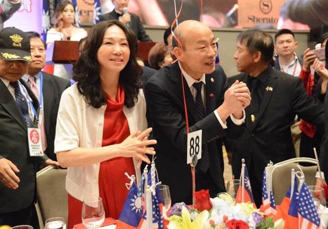 韩国瑜与太太李佳芬与侨胞晚宴，走到主桌，他赶紧拱手向同桌来宾致意。（图/本报资料照，林宏聪摄）