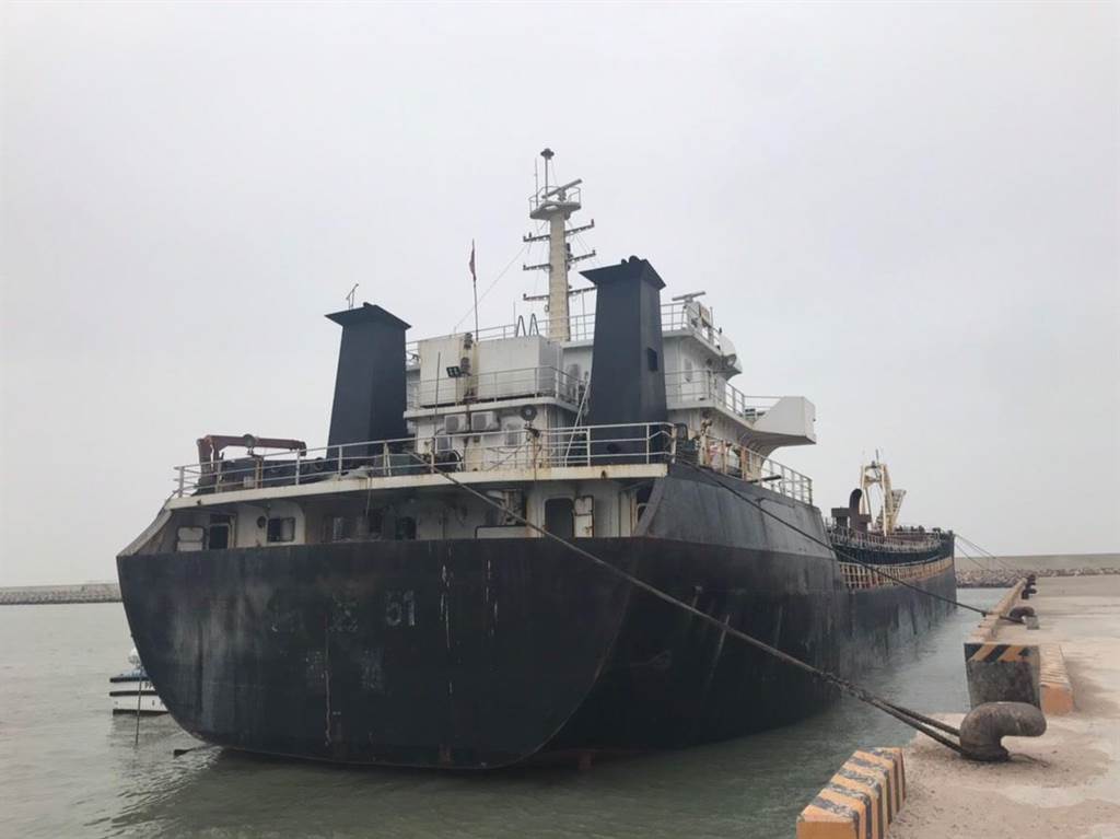 連江地方檢察署今（15日）舉行「鴻達51號抽砂船」拍賣開標及決標作業。（葉書宏翻攝）