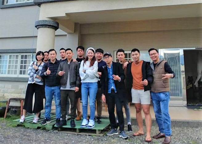 陈竞皓与同事感情相当好，工作上相互支援，休假也会一同相约出游。（图/永庆房屋提供）