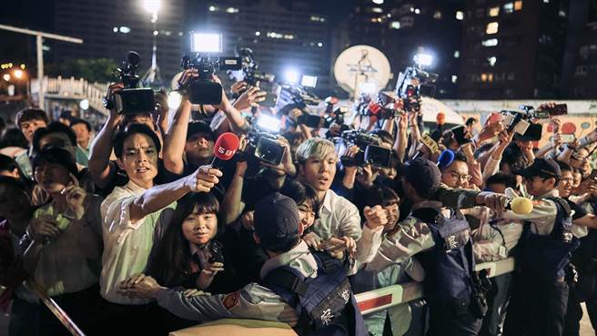 《我们与恶的距离》写实呈现台湾媒体报导生态，每个画面细节都不放过。（图／公视提供）