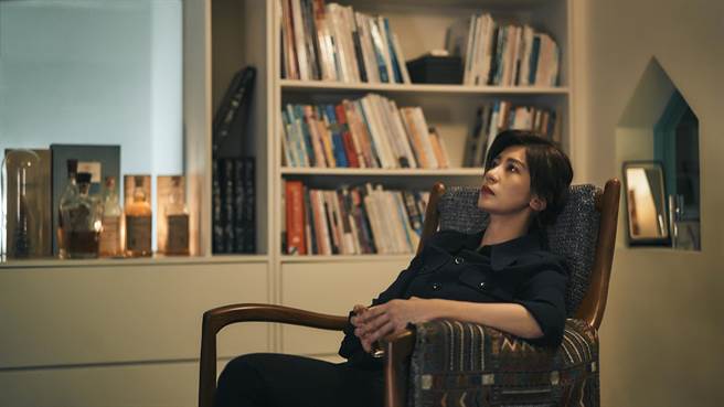 《我们与恶的距离》女主角贾静雯在剧中走不出丧子悲痛，每天靠酗酒来麻痹自己。（图／公视提供）（饮酒过量，有害健康）