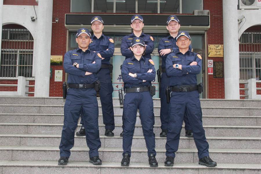 新式警察制服，平鎮警特別做壓力測試。(警方提供)