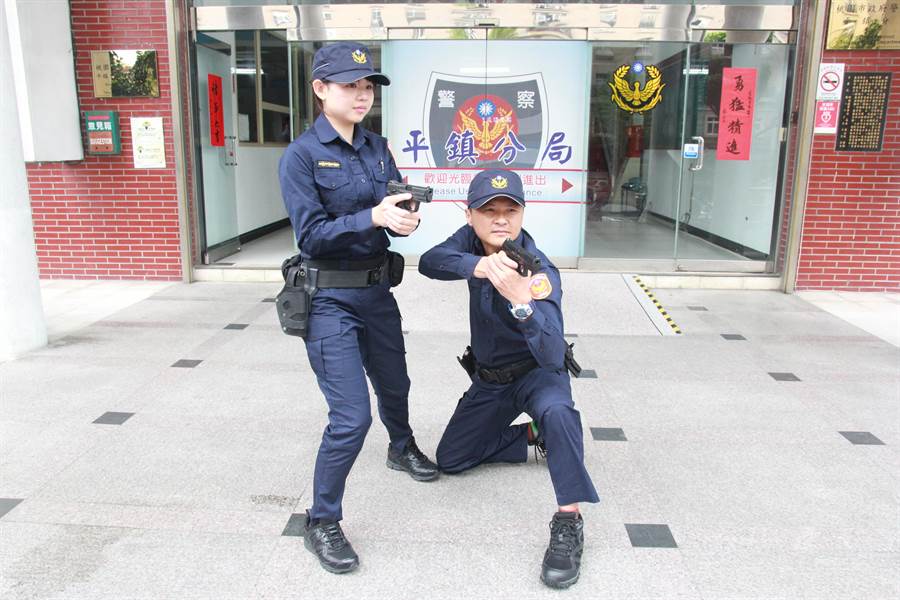 新式警察制服，平鎮警特別做壓力測試。(警方提供)