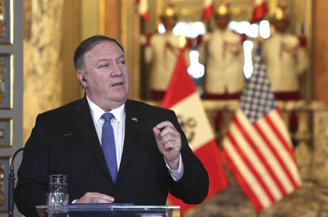 美國國務卿訪問中南美時不斷警告中南美國家要防範中共與俄羅斯的威脅。圖為蓬佩奧訪問秘魯。（圖／美聯社）