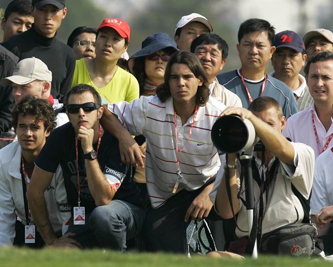 2006年在中國大陸上海舉行的HSBC高爾夫錦標賽，納達爾(中)到現場看「老虎」伍茲比賽。(資料照/美聯社)