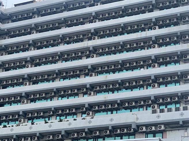 超密集冷气被战翻 网揭这样才省电（图／翻摄自脸书《爆废公社》）