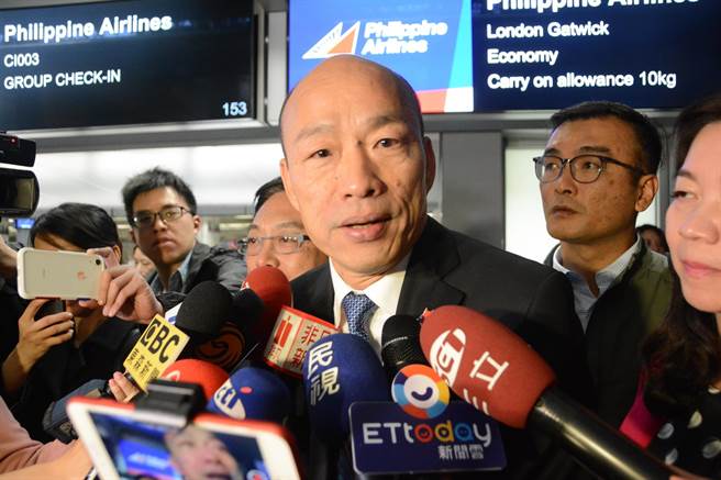 韓國瑜在機場表示，郭台銘若出來參選，應能符合「台灣安全、人民有錢」2個條件。（林宏聰攝）