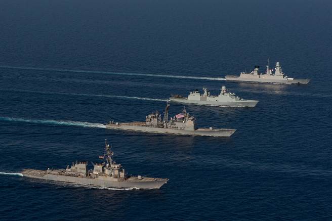 正在通过红海的美法航母战斗群的护卫舰（左起）美国麦克．福尔号导弹驱逐舰、莫比尔湾导弹巡洋舰、丹麦皇家海军护卫舰尼尔斯．朱埃尔号、法国导弹驱逐舰福宾号。（图／美国海军）