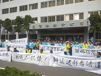 台中港碼頭工人爭工作權 抗議銅土汙染水域