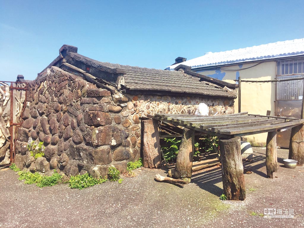 新北市貢寮區馬崗漁村的「石頭屋」自清朝保留至今，近日卻面臨強拆命運。（游昊予攝）