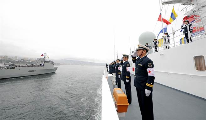 图为2018智利海军成立200周年国际海军阅舰式活动中，中共海军和平方舟医院船检阅。（图／中新社）