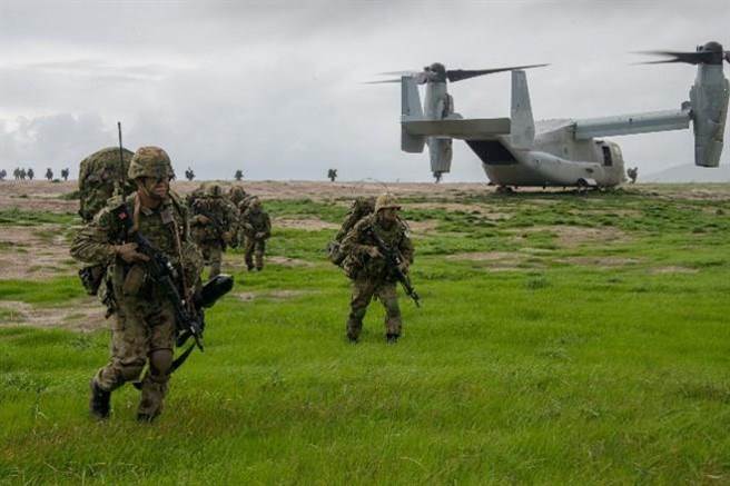 除以船舰运送外，日本两栖部队也以鱼鹰倾转旋翼机与两栖装车为主要登陆载具。图为鱼鹰旋翼机运送水陆机动团。（图／陆上自卫队）