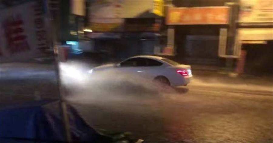 台南夜襲20分鐘大雷雨 安中路慘變河。(翻攝自 臉書 我住安南區討論交流版)