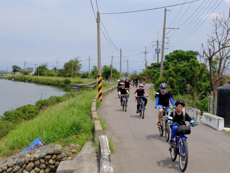近200位台江高國中小學師生、大廟興學志工一起騎單車遊學。(曹婷婷攝)