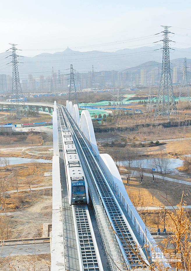 2017年12月30日，北京市軌道交通路網運營線路已達22條、總里程608公里、車站370座。（新華社）