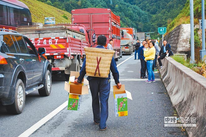 杭瑞高速公路雲南省萬寶山隧道大塞車，當地村民前來兜售泡麵等食品，被搶購一空。 （中新社資料照片）