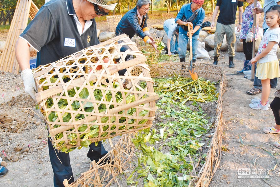 竹北食物森林工作派對將舊竹籃、市場淘汰的高麗菜等，加工成食物森林種植區。（梧桐環境整合基金會提供）